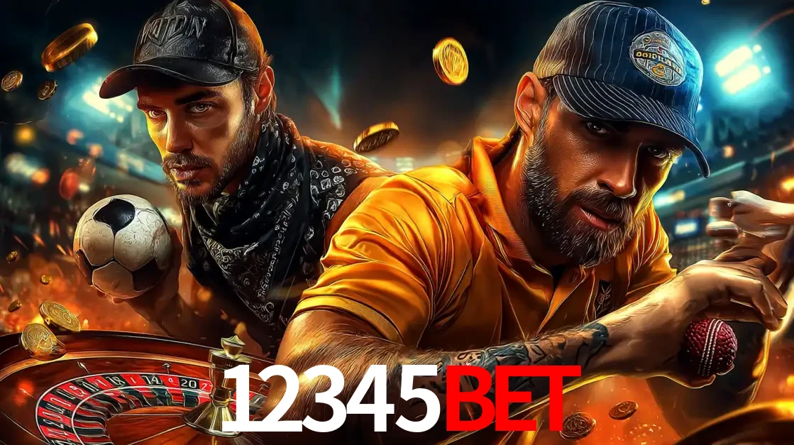 Montagem de apostas esportivas e cassino no 12345bet, com um homem segurando uma bola de futebol e outro uma de beisebol sobre uma roleta e moedas voadoras.